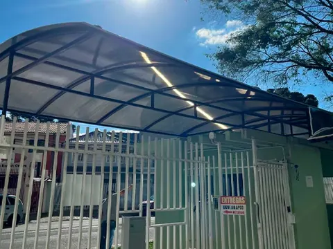 Estrutura em alumínio de cobertura de policarbonato fixa vista por baixo