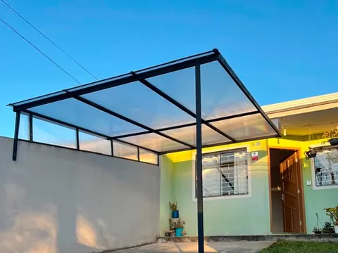Cobertura fixa de policarbonato cristal em corredor lateral