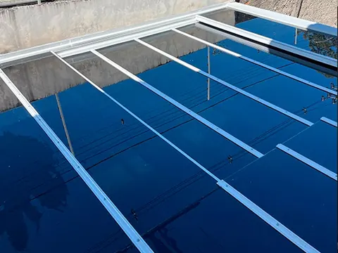 Luz natural atravessando cobertura de vidro laminado em hall de entrada