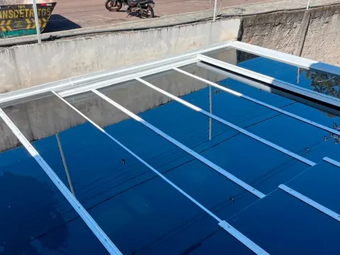 Cobertura de vidro retrátil integrando varanda e jardim