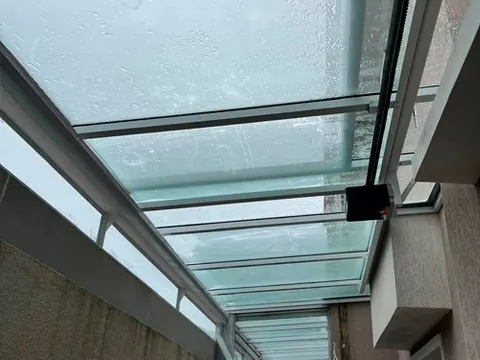 Vista interna de cobertura de vidro retrátil com visão panorâmica do céu